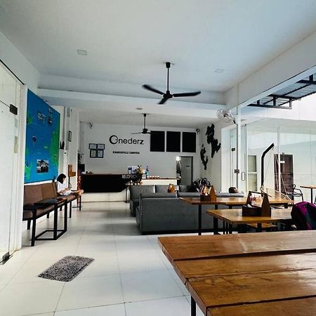 Onederz Shv Golden Lion Hostel Sihanoukville Exterior foto